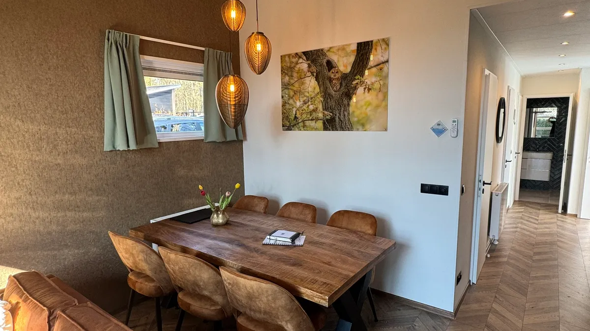 Eetkamer in vakantiehuis Woeste Hoogte nr 15 op de Veluwe bij Hoenderloo - gezellige eethoek met uitzicht op het bos