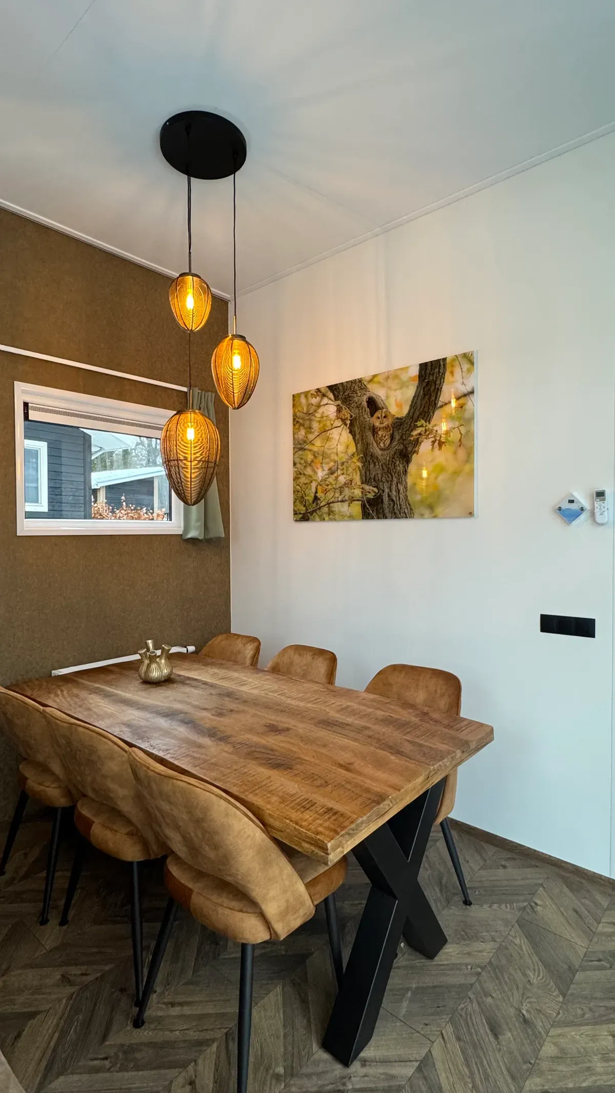 Eetkamer in vakantiehuis Woeste Hoogte nr 15 op de Veluwe bij Hoenderloo - gezellige eethoek met uitzicht op het bos