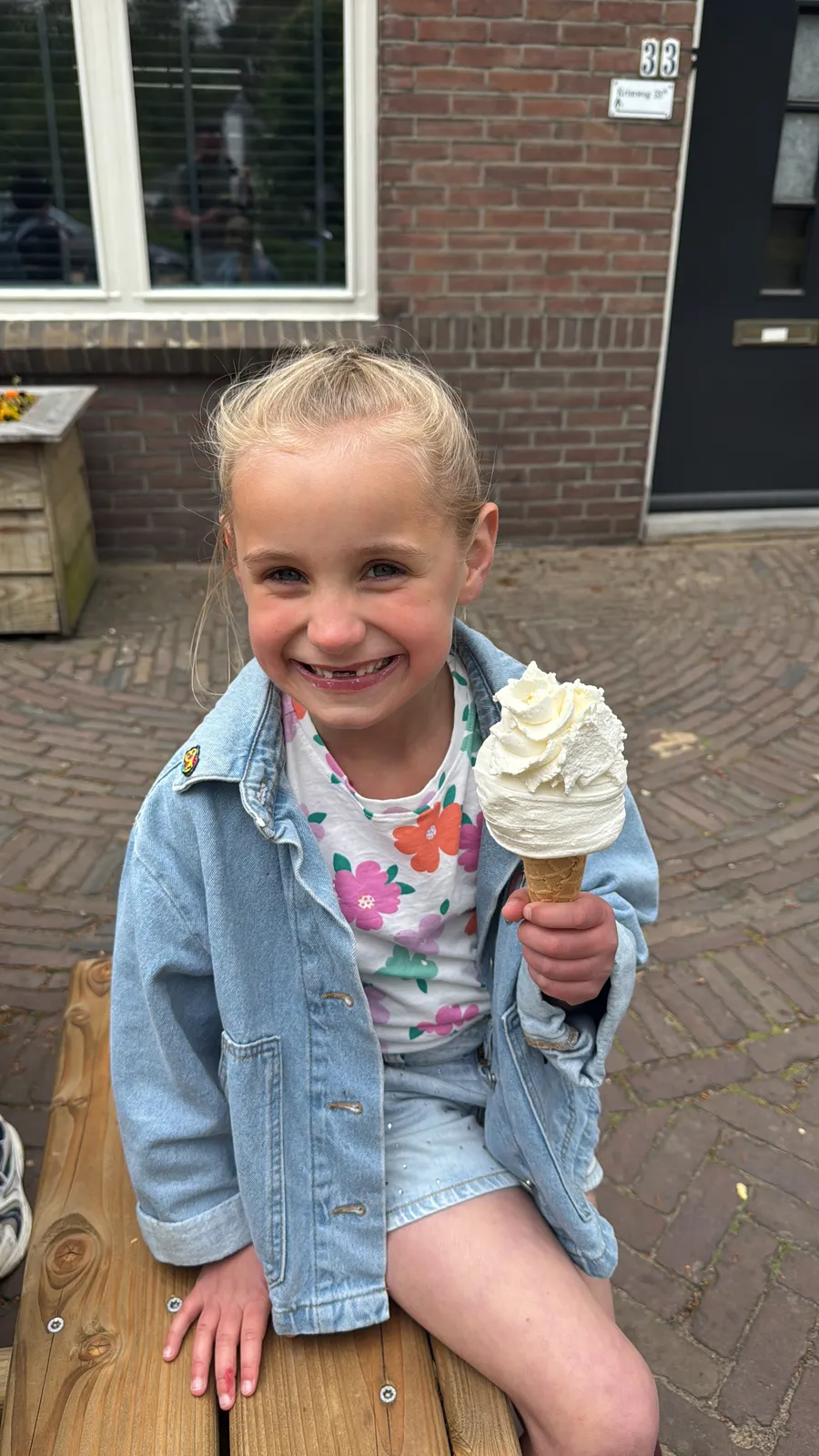 Child with an ice cream in Hoenderloo