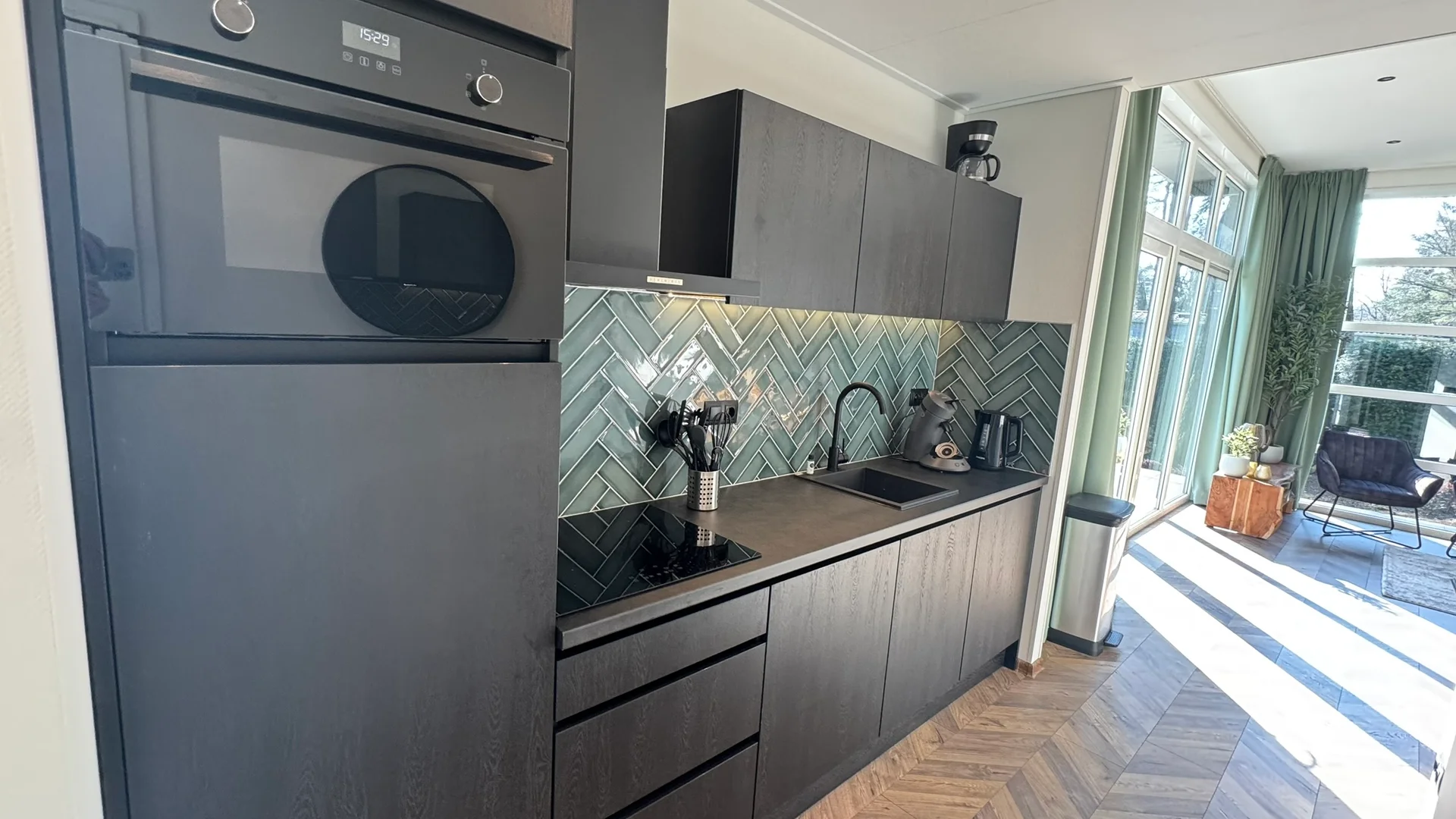 Keuken in vakantiehuis Woeste Hoogte nr 15 - werkblad en kookgedeelte vanuit een andere hoek