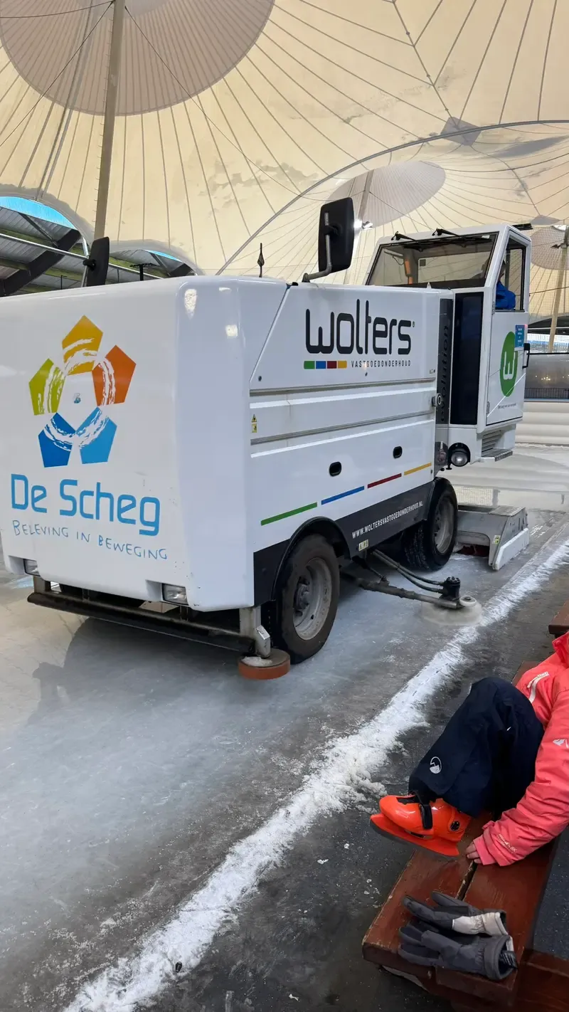 Schlittschuhlaufen auf der überdachten Eisbahn bei De Scheg