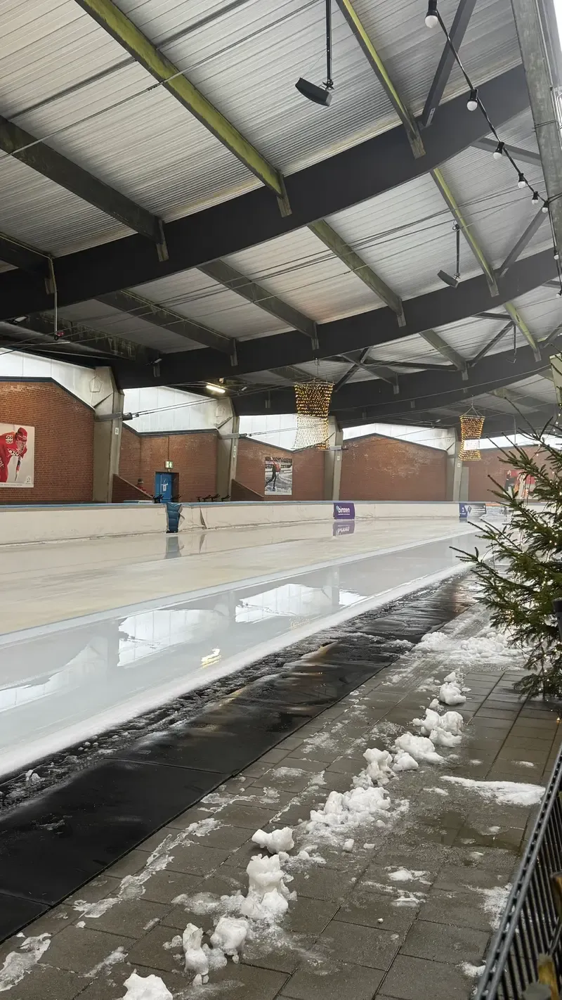 Überdachte Eisbahn De Scheg - wetterunabhängiges Schlittschuhlaufen