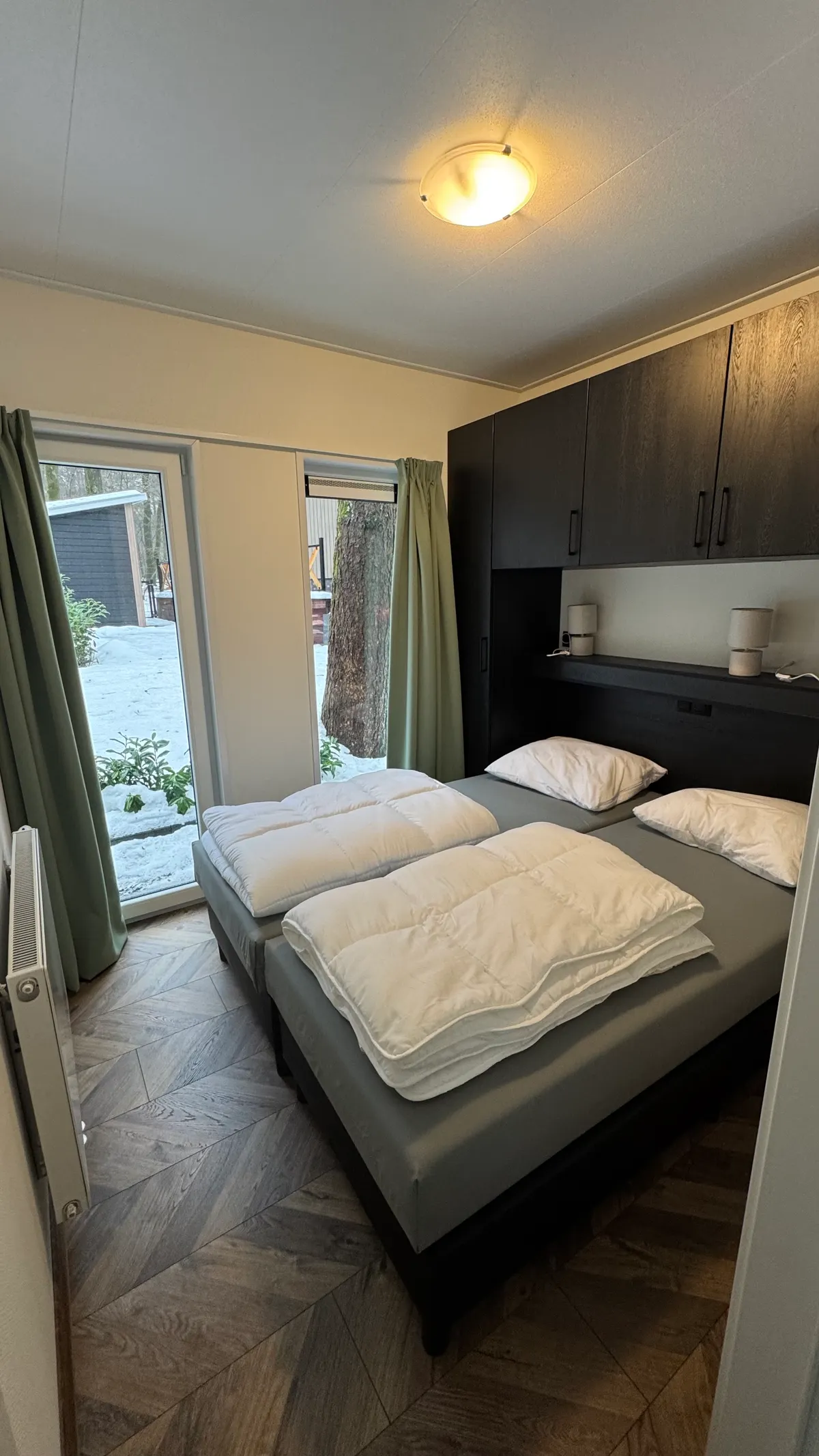 Slaapkamer 1 in vakantiehuis Woeste Hoogte nr 15 - comfortabele boxsprings met uitzicht op het bos