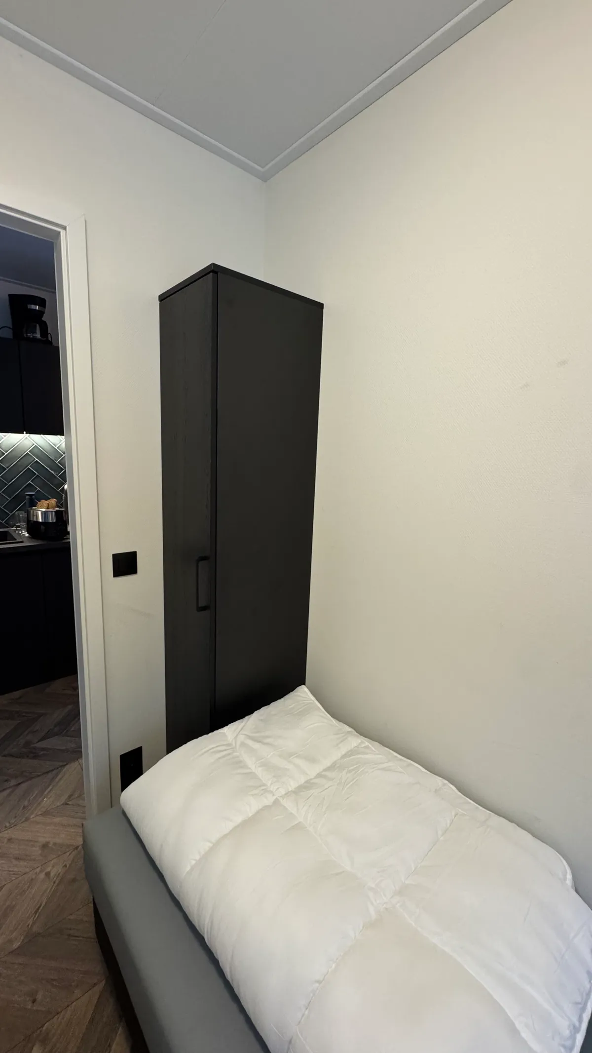 Slaapkamers 2 en 3 in vakantiehuis Woeste Hoogte nr 15 op de Veluwe - twee kamers met elk twee boxsprings, geschikt voor 4 personen