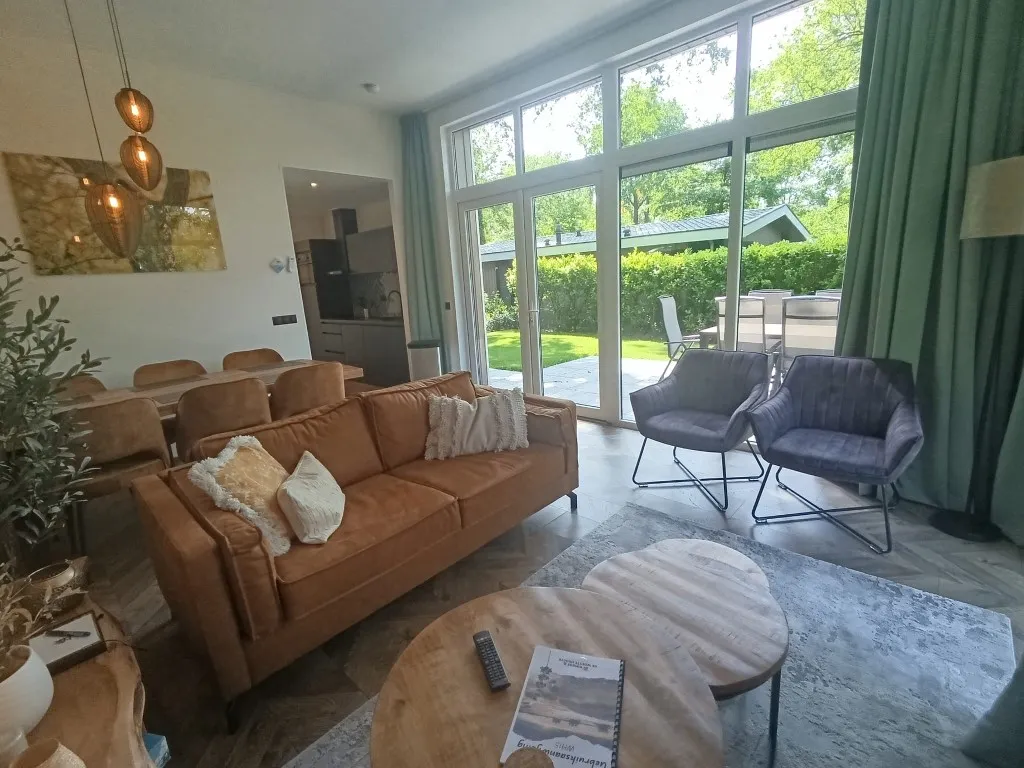 Woonkamer en eethoek in vakantiehuis Woeste Hoogte 15 - ruim en licht