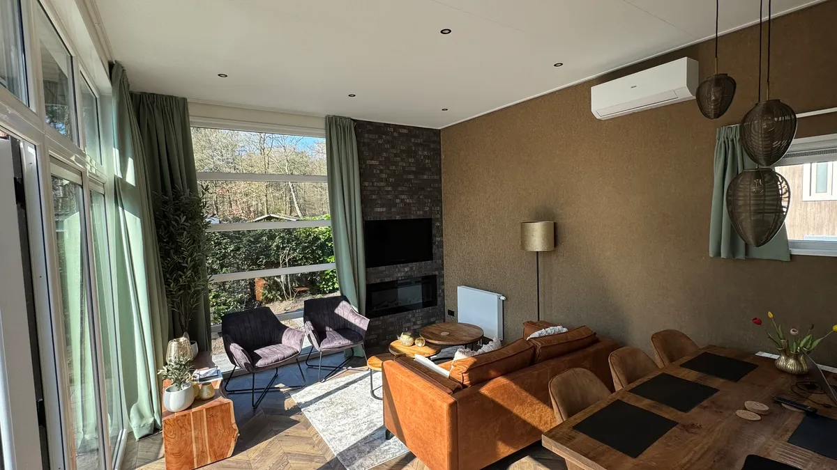 Woonkamer in vakantiehuis Woeste Hoogte nr 15 op de Veluwe bij Hoenderloo - modern ingericht met openslaande deuren naar terras