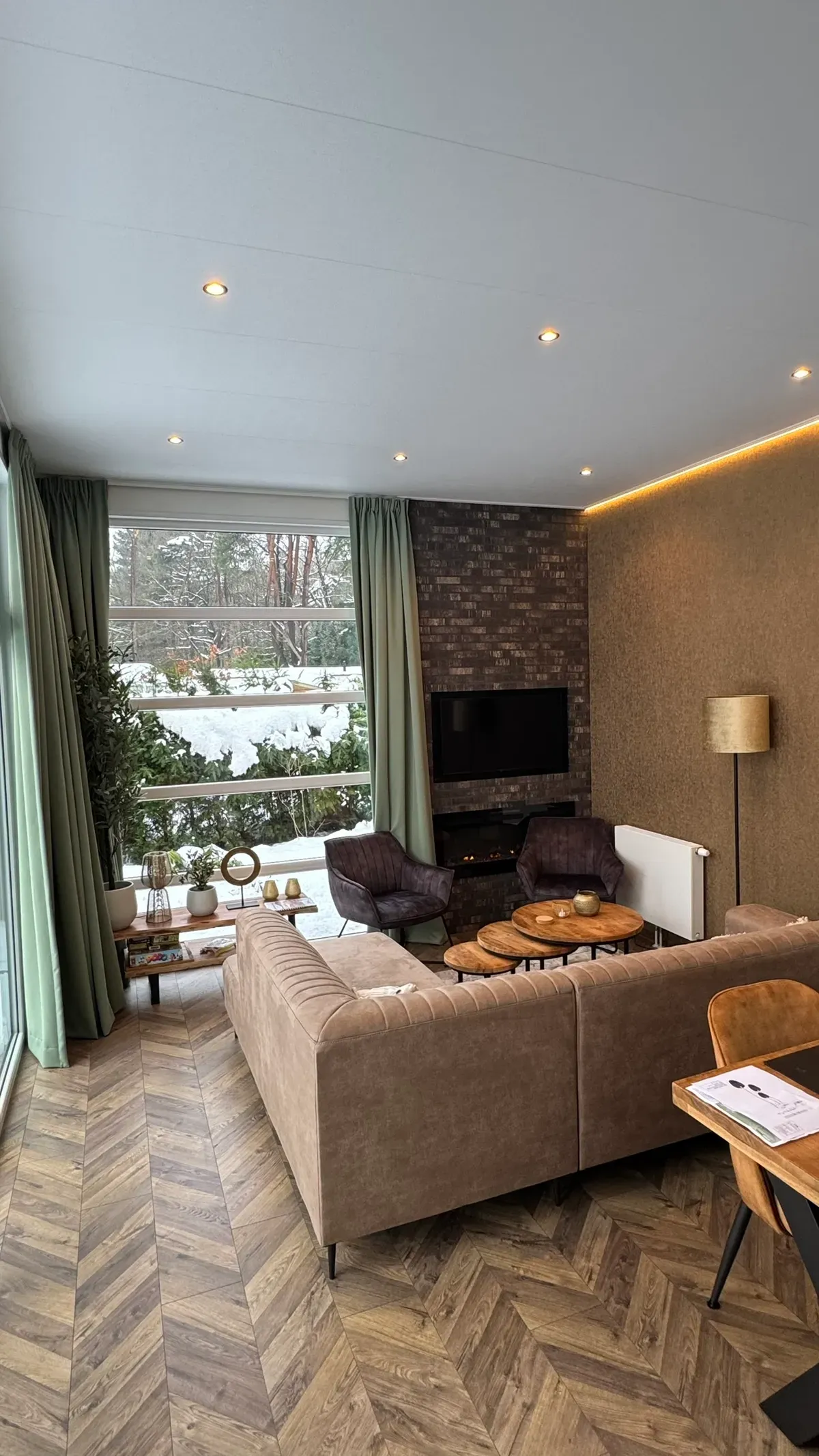 Woonkamer in vakantiehuis Woeste Hoogte nr 15 op de Veluwe bij Hoenderloo - modern ingericht met openslaande deuren naar terras